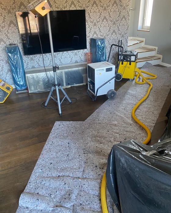 Osuszanie salonu w nowym domu — osuszacz TROTEC TTK 170 S i QUBE+ z nagrzewnicą
