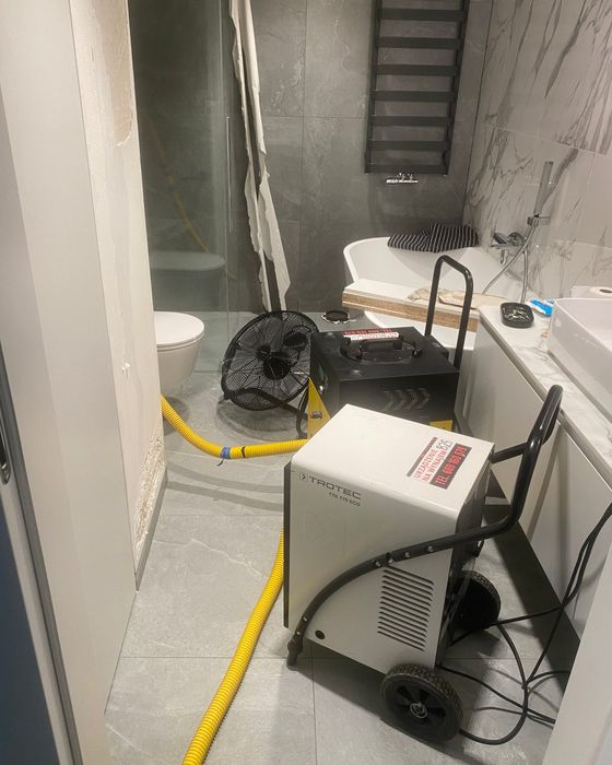 Osuszanie łazienki po remoncie — osuszacz TROTEC TTK 170 ECO i turbowentylator przy wannie