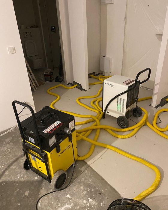 Osuszanie zalanego lokalu — osuszacz TTK 170 ECO i QUBE+ w akcji