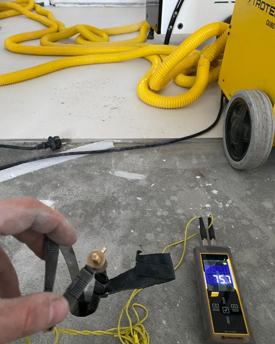 Pomiar wilgotności betonu miernikiem TROTEC podczas osuszania po zalaniu