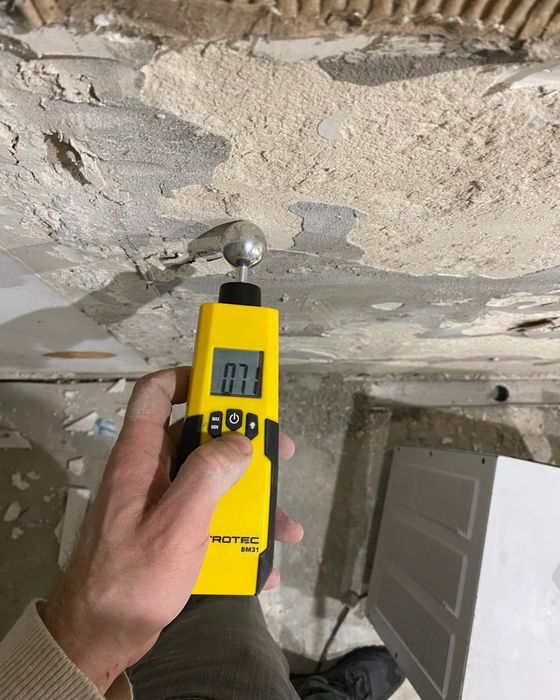 Pomiar wilgotności ściany miernikiem TROTEC BM31 w lokalu po zalaniu