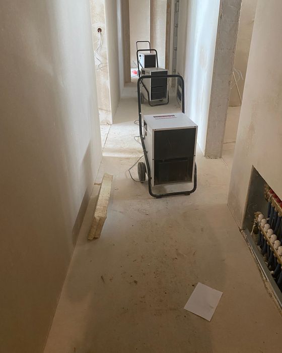 Osuszanie korytarza po zalaniu — osuszacze kondensacyjne TROTEC w mieszkaniu w remoncie